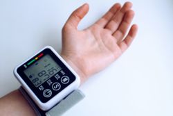 Wireless blood pressure measurement device