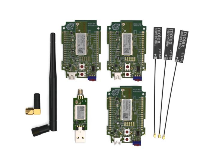 Inhalt des @ANY DESIGN 900-2 Sub-1 GHz IoT-Entwicklungskits zum Entwerfen und Prototyping eines drahtlosen IEEE 802.15.4/Zigbee-Produkts oder einer Lösung, die von den branchenführenden @ANY900-2 HF-Modulen mit einem U.FL-Antennenanschluss betrieben wird